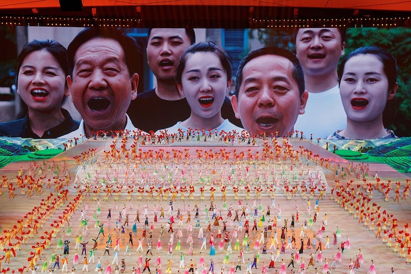 2021 年 6 月 28 日,表演者在北京国家体育场参加庆祝中国共产党成立 100 周年。(路透社)