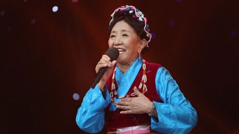 才旦卓玛再唱《唱支山歌给党听》。(视频截图)