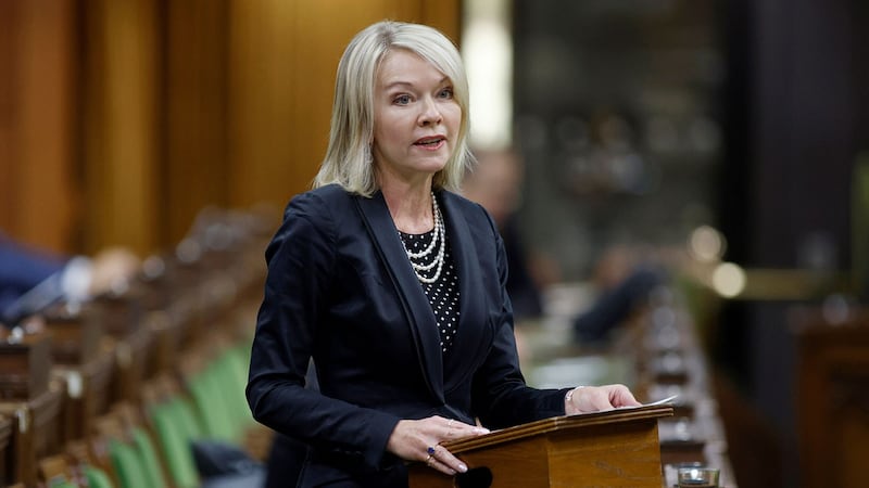 加拿大众议院副议长和保守党副党领的康德丝·柏根Candice Bergen(图)在众议院上严厉批评总理特鲁多和其内阁政府说一套做一套,悖离民意。(路透社)